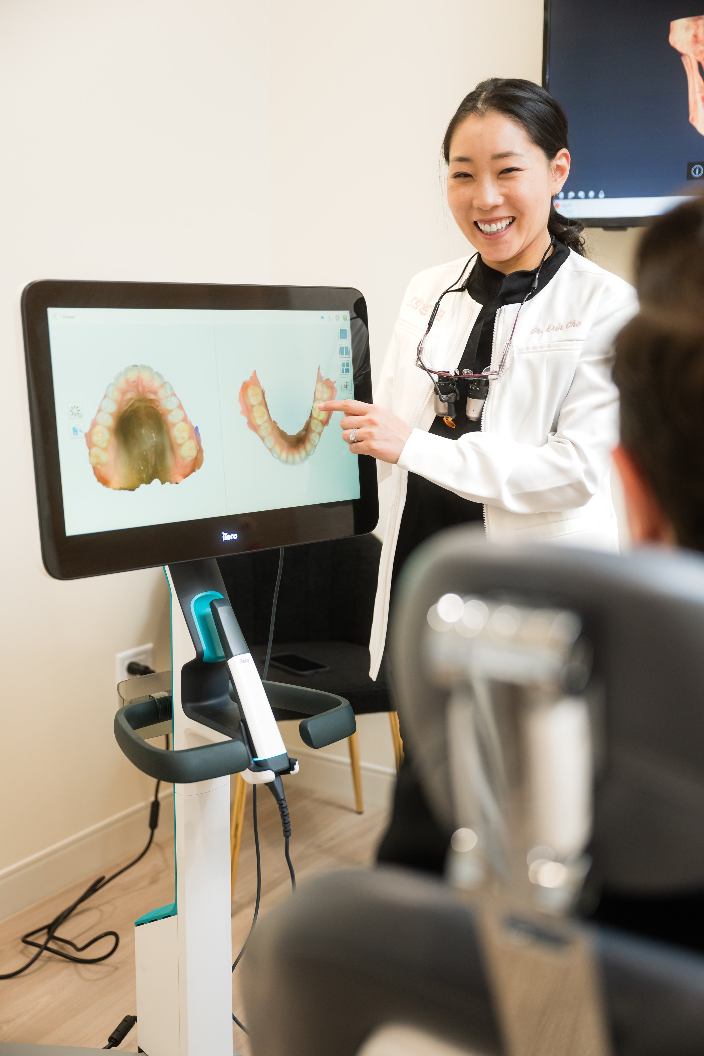 Dr. Erin Cho showing a patient his scan on the screen