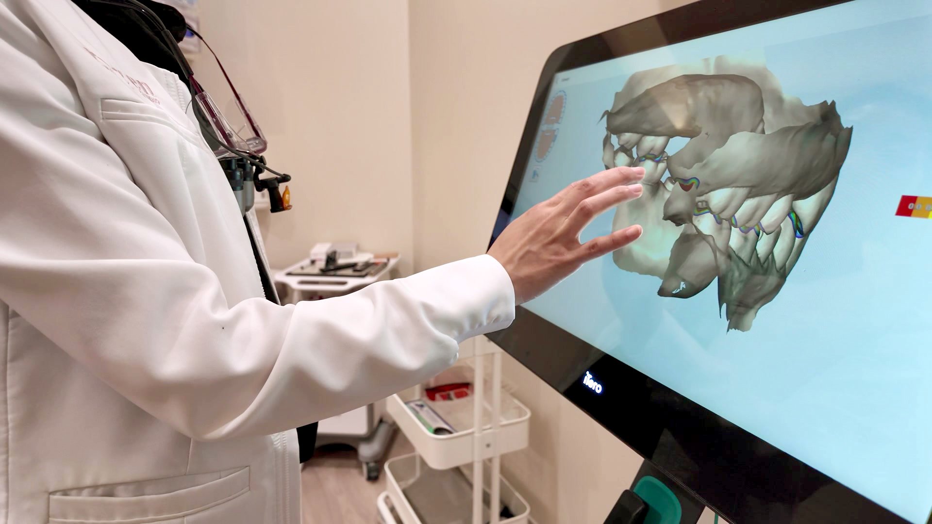 Dr. Erin Cho at the large screen with a 3D model of a patient's bite